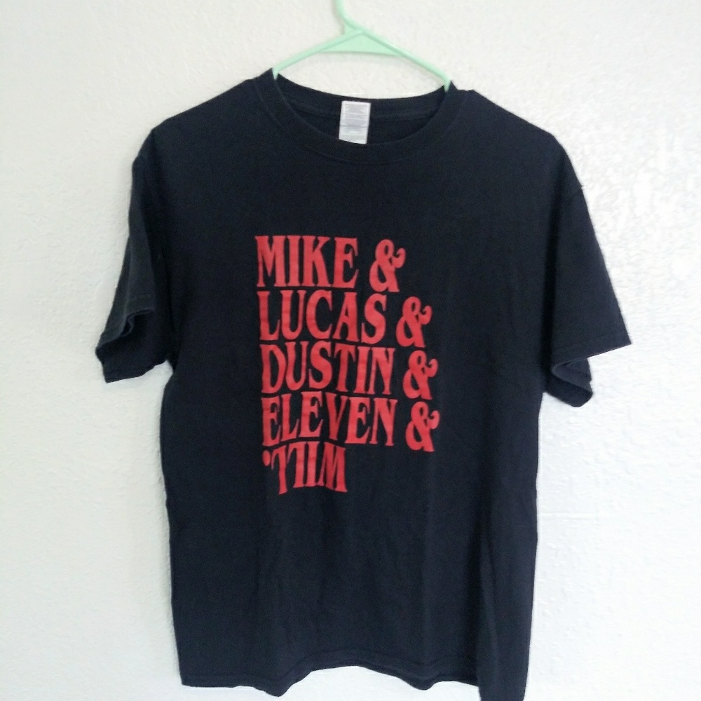 [ stranger things size medium graphic tee ]